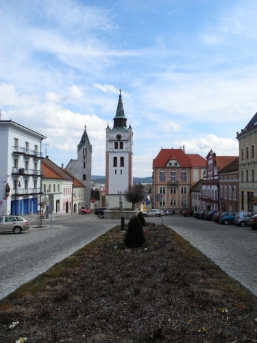Při pohledu na náměstí upoutá zrak především štíhlá hranolová věž městské zvonice, která tvoří jednotnou siluetu s vedlejším děkanským kostelem. Jde o pozdně gotickou stavbu z přelomu 15. a 16. století. Pamatuje tak období rozmachu po povýšení Vimperka na město.