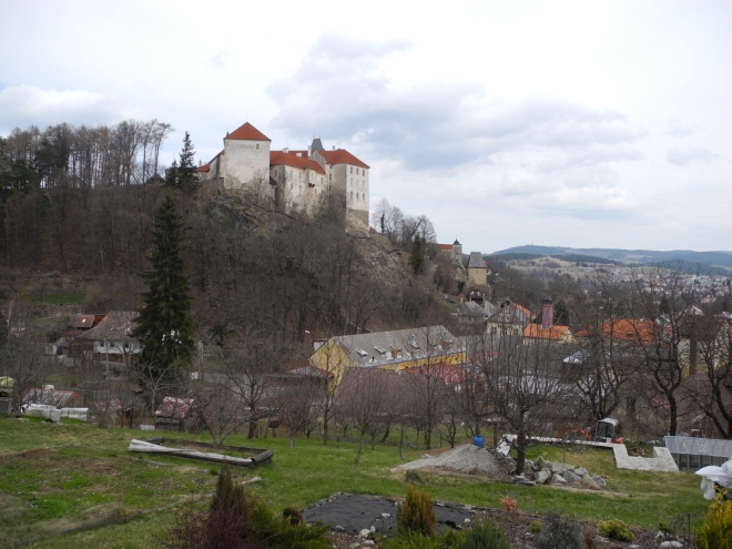 Z náměstí se Zahradní ulicí dostáváme ke Křesanovickému potoku a cestou si vychutnáváme výhled k zámku a Černé bráně.