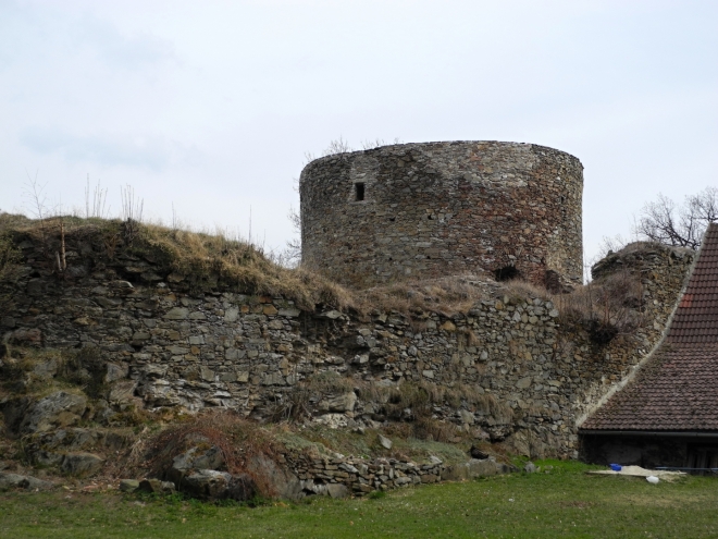 Před ním stojí za pozornost i samostatné opevnění, Haselburg. Jde o předsunutou dělostřeleckou baštu převyšující hrad, která měla chránit jeho nepříliš dobrou polohu. Vznikla někdy kolem roku 1480 a spolu s opevněním hradu a města měla řešit obranu Vimperka.  