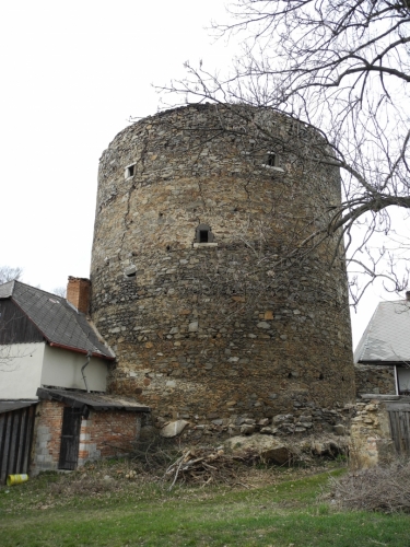 Bašta byla původně obehnána příkopem a opevněna dvojitými hradbami. Celek měl protáhlý tvar s masivní obvodovou hradbou. Do ní je na vstupní straně postavena bytelná okrouhlá věž. 