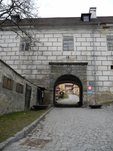 Vstupní branou odcházíme a podél hradeb sestupujeme směrem k Černé bráně.