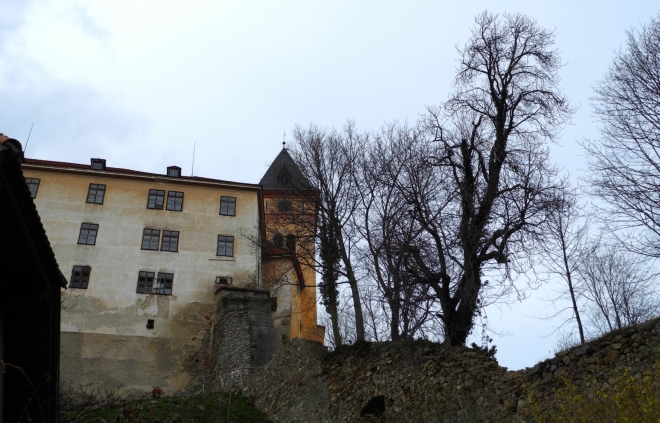 Ješte jeden pohled na zámek a z něho vybíhající hradby středověkého opevnění.