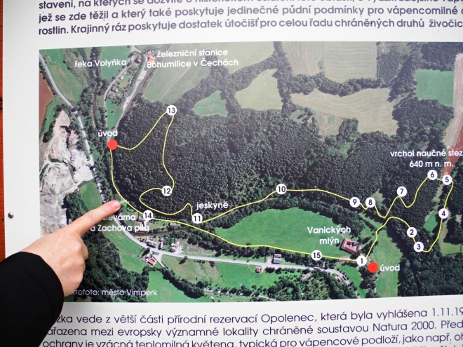 Parkujeme hned za Volyňkou u jedné z 15 naučných cedulí.