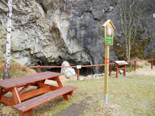 Hned pod zabezpečenou skalou narážíme na Sudslavickou jeskyni. 