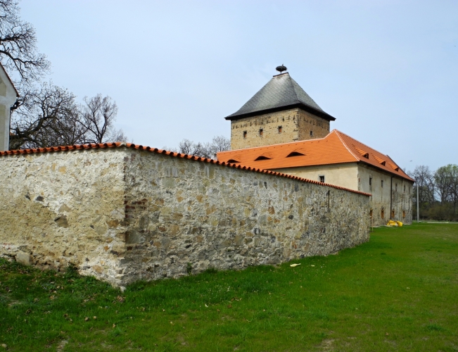   Pohled na tvrze postupně odvracíme ke žluté a modré turistické značce, která nás vede přes nedaleké golfové hřiště k rozcestí Na ovčíně. Již jen po modré jdeme lesem k rybníku Čalovna a Čertově strouze. Žlutá značka klesá údolím mezi chatkami k Otavě. Podle břehu se proplétáme pod skalami stezkou v romantickém úseku. Míjíme Václavské skály a Pískem jdeme až ke Kamennému mostu, který je nejstarším dochovaným u nás.  