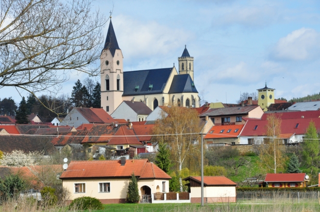 Bavorov s železniční zastávkou může sloužit jako východisko k hradu. Modrá značka však vede po hlavní cestě na Volyni. Pro auta je vymezeno parkování zdarma nedaleko sedla před hájovnou Šibák.