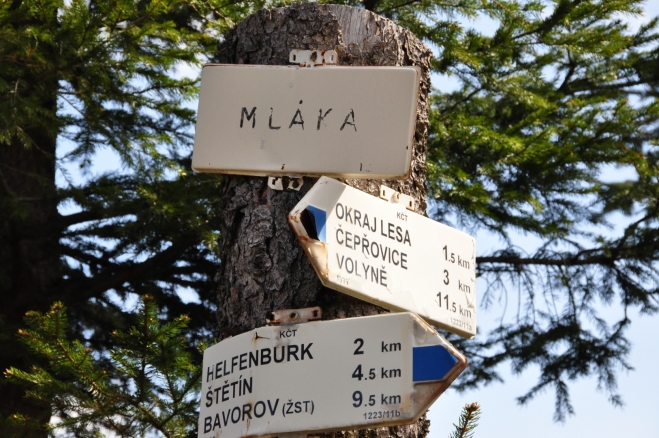 U tohoto rozcestí přicházíme na turistickou značku.