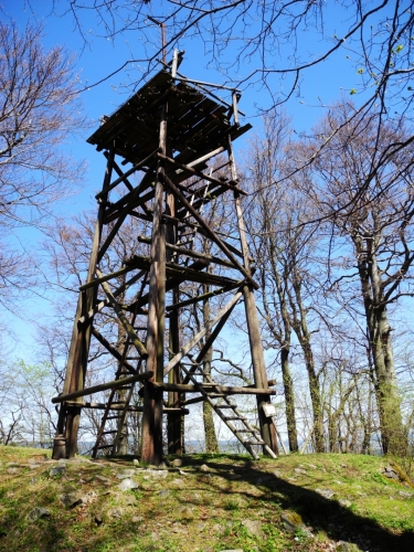 Rozhledna je před rekonstrukcí a není radno na ni lézt. Žebříky jsou chatrné, chybí příčky a navíc jsou rozhledy stejné i od její základny.