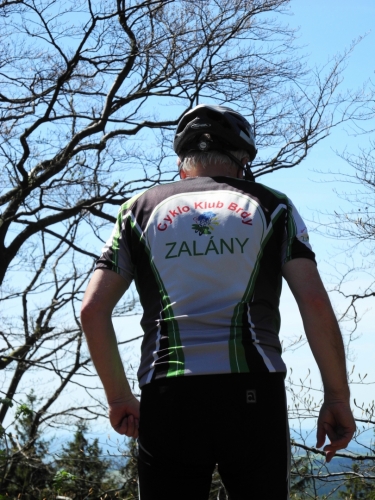 Nohoru přijíždí i výprava cyklistů.