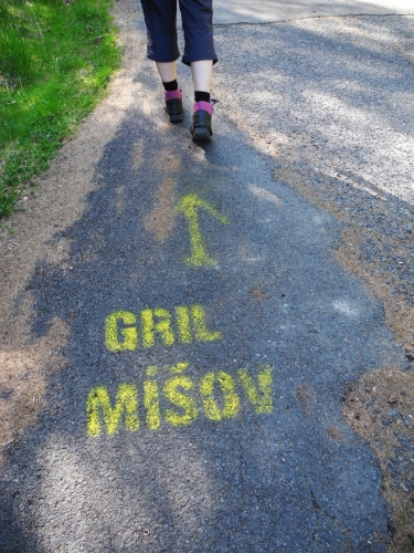 Gril Míšov má šipky po celém prostoru VVP Brdy.