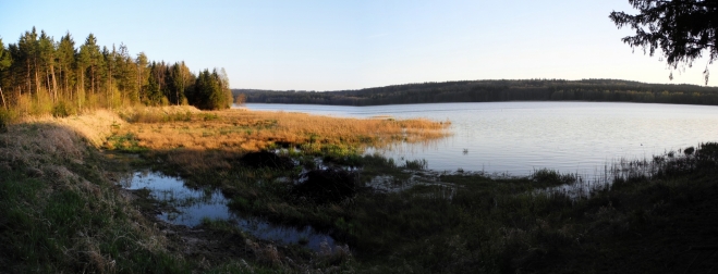 Na hrázi Hořejšího Padrťského rybníka shazujeme kletry a u ohniště, kde je i krásný výhled na ohromný rybník, táboříme.
