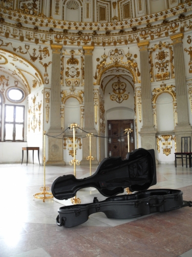 Zámecký Rondel je výjimečná stavba oplývající bohatou reliéfní dekorací, na níž se nešetřilo zlatem. Díky vynikajícím výtvarným a především akustickým kvalitám je Rondel dodnes využíván ke koncertním účelům a patří k nejkrásnějším hudebním sálům ve střední Evropě.
