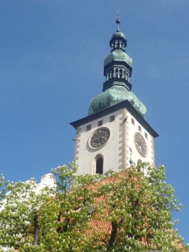 Věž táborského kostela na Žižkovo náměstí