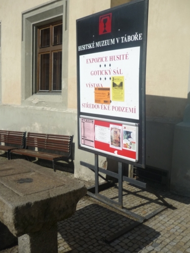 Před vstupem do muzea a do chodeb
