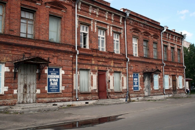 V této zchátralé budově je muzeum uměleckého ztvárnění dobývání severu
