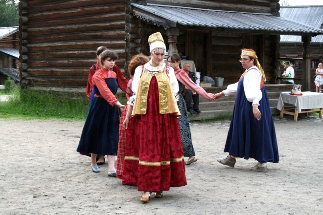 Tanec v místních krojích