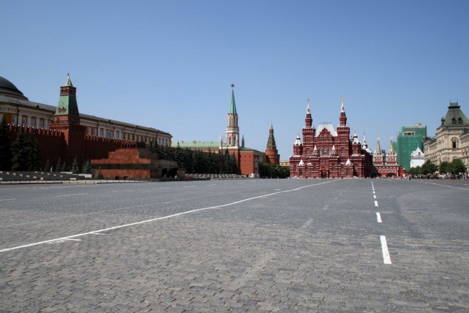 Rudé náměstí od chrámu Vasilije Blaženého - zhruba veprostřed Historické muzeum, vpravo od něho Voskresenská brána
