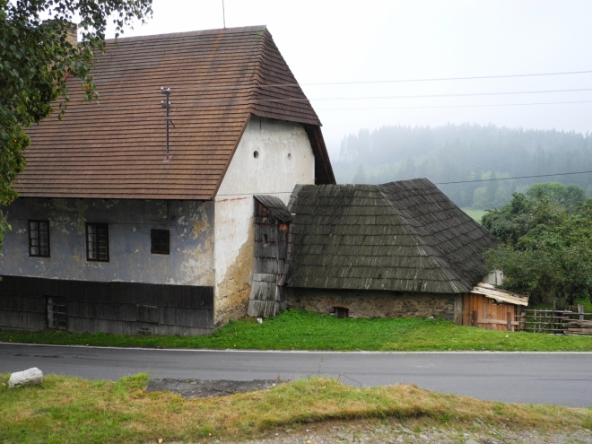 Nejstarší zmínka o obci pochází z roku 1352, kdy náležela vladykům Vilému a Zdeňkovi ze Lštění. Území však bylo osídleno již mnohem dříve. Napovídá tomu i staroslovanské jméno vsi &quot;Léščie&quot; (lískový porost), které patřilo do nejjižnějšího cípu Čechy obydleného Pošumaví.