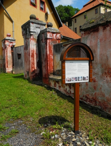 Ve Lčovicích (říká se v Elčovicích) stojí zámek starodávného založení. 