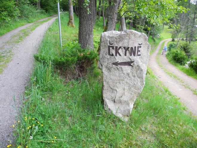 Podle řeky vede cyklotrasa.  
