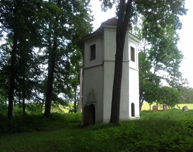 V parku, který byl založen v roce 1660, stojí osmiboká, raně barokní kaple ukončená kupolí a lucernou, vyzdobenou malbou s bohatým štukem. Osmiboký je i pavilón se znakem Hýzrlů z Chodů. Stejný půdorys má i grotta s částečně dochovanými nástěnnými malbami.