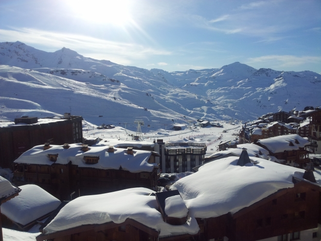 První pohled z našeho pokoje na centrum Val Thorens a okolní hory