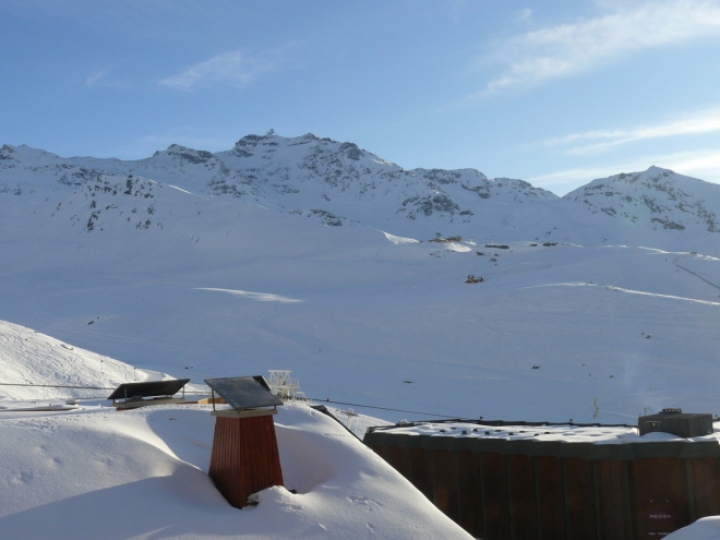 Druhý pohled z našeho pokoje na centrum Val Thorens a okolní hory