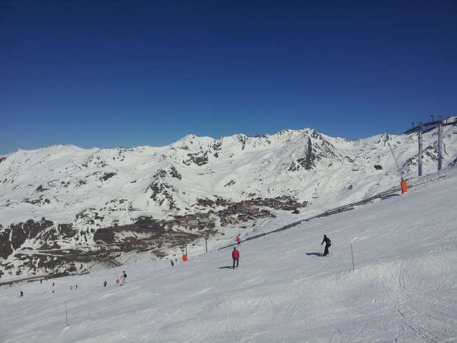 V dáli je vidět lyžařské středisko Val Thorens