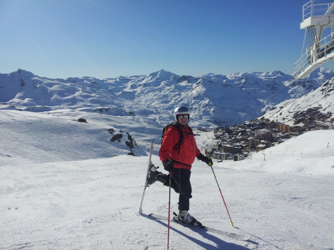 Jirka pózuje, v pozadí Val Thorens