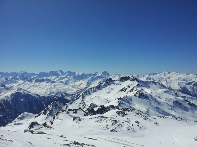 Krásně zasněžené vrcholy Savojských Alp
