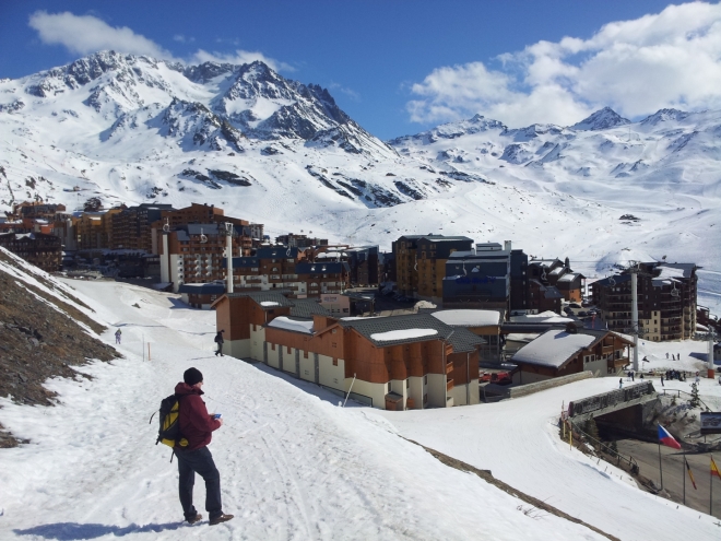 Poslední pohled na krásné lyžařské středisko Val Thorens, ve kterém jsme strávili nezapomenutelných 6 dní lyžování. Všimněte si v pravém dolním rohu české vlajky!