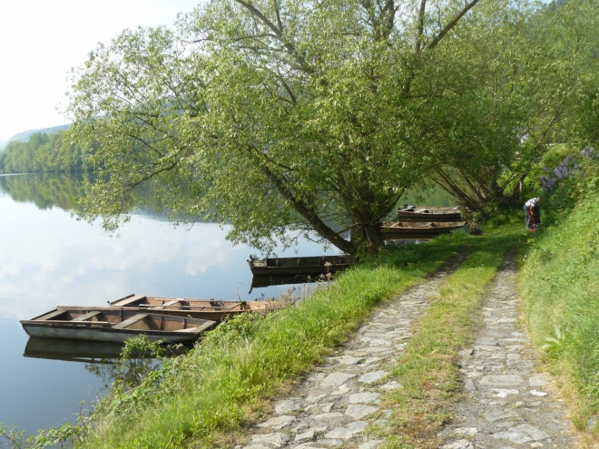 Pěkné místečko k vyplutí na levém břehu kus severně od Ostrova