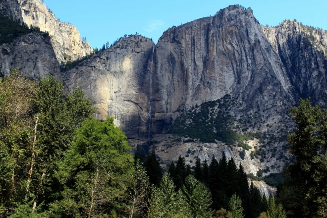 Národní park Yosemite - Yosemitský vodopád, v tuto roční dobu obvykle vyschlý, my jsme měli štěstí, čůrek vody tam vidět byl.