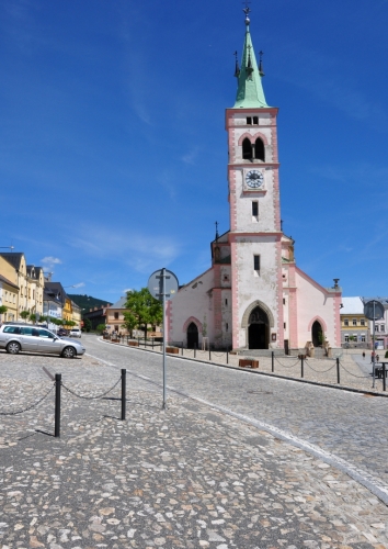 Kostel sv. Markéty na náměstí.