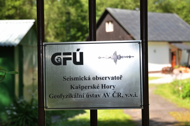 Nahlížíme do areálu seismické stanice.
