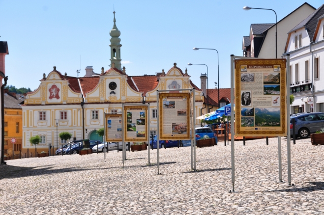 Informační cedule jsou vkusně rozmístěny mezi cestou a kostelem na náměstí.