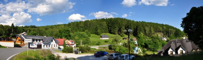 Panorama Řetenice s kapličkou a hotelem Rosa. 