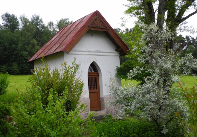 Kaplička před vesnicí.
