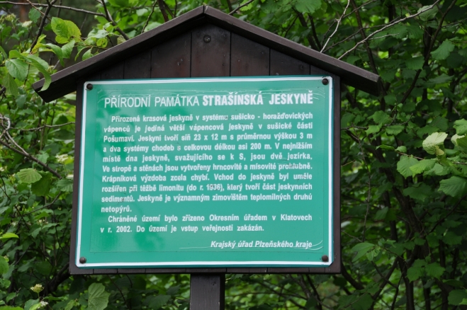 Tahle cedule u Strašínské jeskyně nás trochu zmátla a tak jsme postupovali do svahu nad skály, abychom se oklikou vrátili zase zpět. Podle vyšlapané stezky jsme nebyli sami.