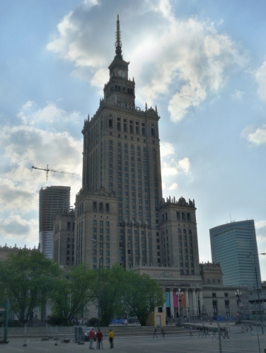Mohutný Palác kultury z 50. let. Foceno proti sluníčku za použití HDR.