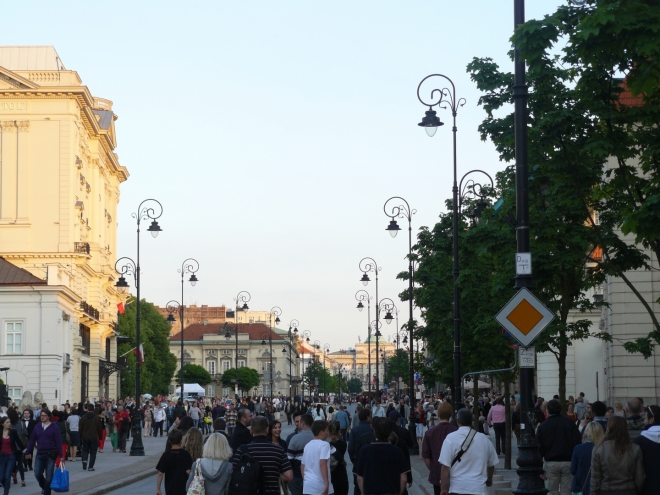 Třída Krakowskie Przedmiescie je plná lidí, narozdíl od většiny jiných částí města.