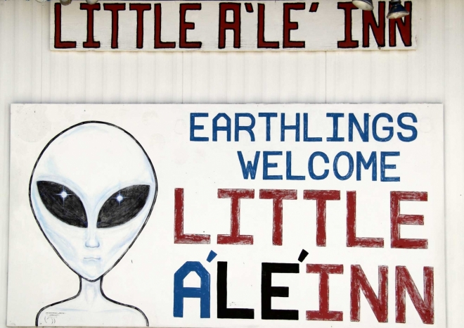 Přijíždíme do mětečka Rachel, kde nás vítá proslulý bar, v němž kromě občervení je muzeum UFO. Vcelku zajímavá atrakce