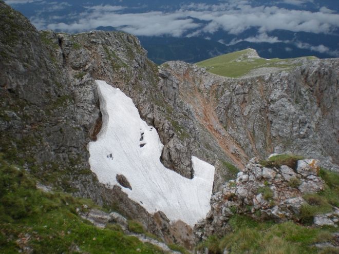 Další sněhové pole ve skalách pod Kaisernsteinem