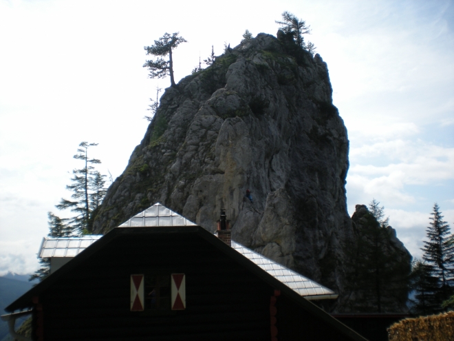 Chata Kienthalerhütte, nad kterou se tyčí skalní zub Turmstein (1416 m. n. m.). Na něj vede celkem obtížná zajištěná cesta.