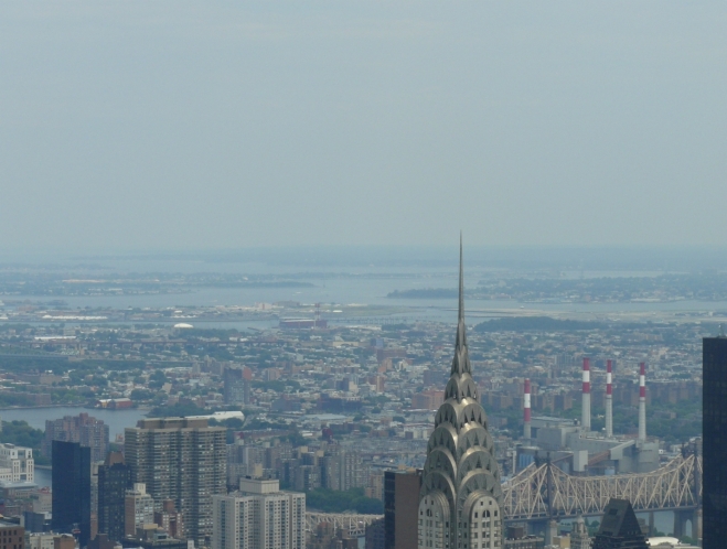 Pohled na zátoky okolo NY. V popředí Chrysler Building, což byl nejvyšší mrakodrap na světě před dostavěním Empire State Building