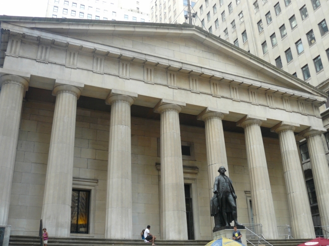 Federal Hall National Memorial, neboli památník federální budovy, která byla zbourána v roce 1812. Dnes je zde muzeum oslavující události, které se tu staly, hlavně inaugoraci prvního prezidenta USA, George Washingtona.