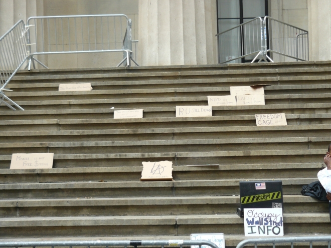 Nápisy na schodech památníku Federal Hall