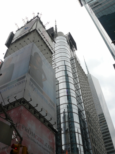Blížíme se k Times Square a mrakodrapy začínají pokrývat reklamy.