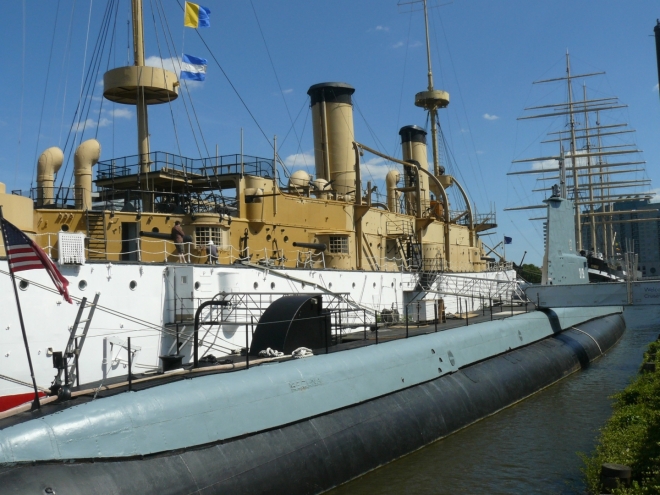 Loď Olympia a ponorka Becuna sloužící jako muzeum