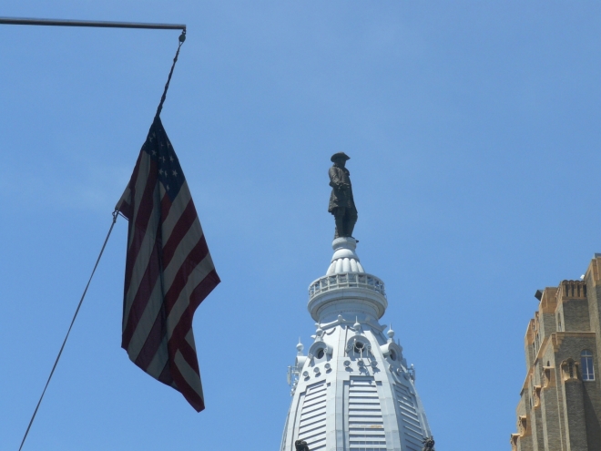 Socha Williama Penna, vojevůdce, který založil Pensylvánii, se vyjímá na špičce věže City Hall